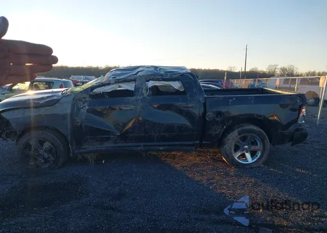 2017 Ram 1500 Express 4X4 5'7 Box z USA, uszkodzony, nr VIN 3C6RR7KT0HG660079